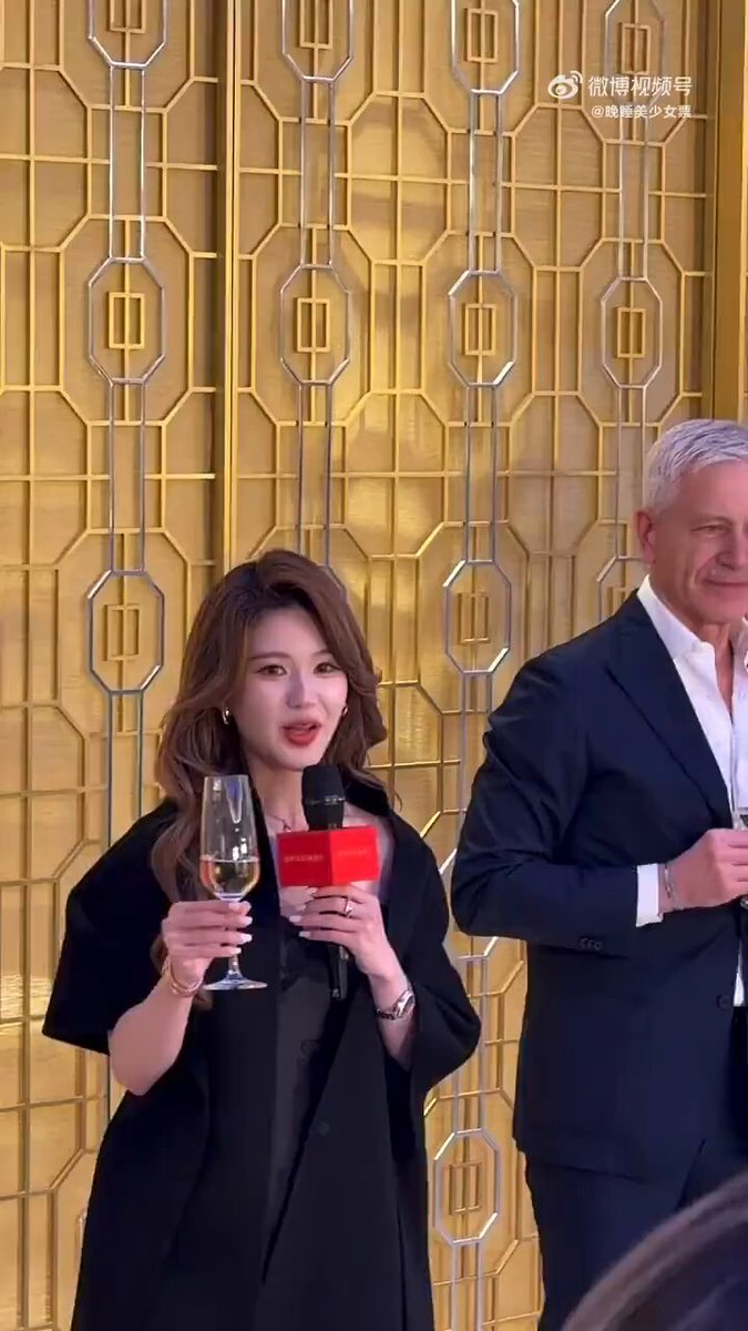 “จ้าวลู่ซือ” กับ คุณ Mauro di Roberto ประธาน BVLGARI ประจำภูมิภาคจีนแผ่นดินใหญ่ ✨ สมกับที่บอกว่างานนี้จัดขึ้นเพื่อน้องจ้าวโดยเฉพาะ