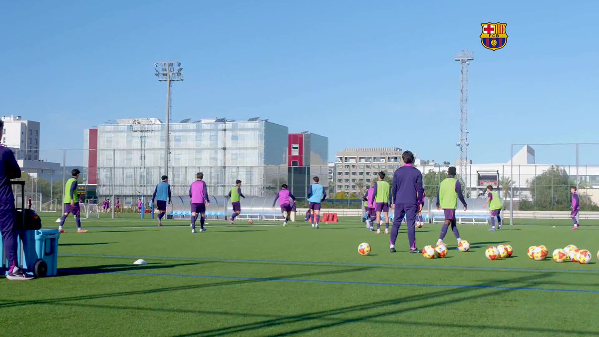 🎥⚽ Entrenament sobre gespa artificial per preparar al detall el partit del diumenge a Terrassa! 💙❤