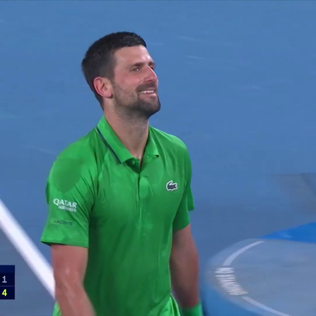 Cool as you like 🥶 Novak Djokovic can only smile as Jannik Sinner wins a crucial point in the third set 👏