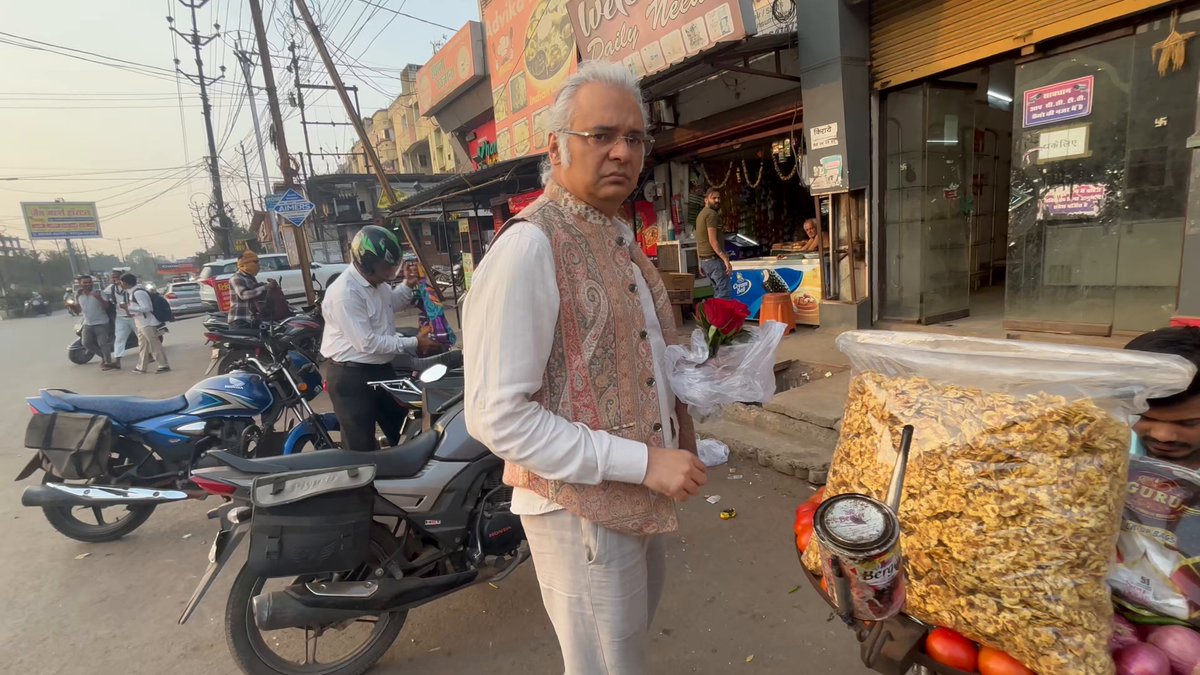 सुशासन वाले छत्तीसगढ़ के 25 बरस के इतिहास में ऐसा पहली बार हुआ है जब महात्मा गांधी की पुण्य तिथि 30 जनवरी के दिन दारू दुकानें और दारू भट्टी खुली हुई हैं। आज मैंने इस नेक कार्य के लिए दारू दुकान के मैनेजर तथा कर्मियों का गांधीवादी तरीके से गुलाब 🌹 का फूल दे कर स्वागत,वंदन और अभिनंदन किया है। #GandhiPunyatithi
