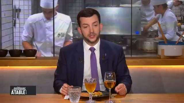 "J'ai une conscience écologique forte, mais je ne le crie pas sur les plateaux. Je ne prends plus l'avion pour voyager par exemple", indique Jean-Philippe Tanguy Ⓜ️. Le député RN ajoute "privilégier" les produits de saison et français pour sa consommation. #Alimentation #Écologie #PolÀTable