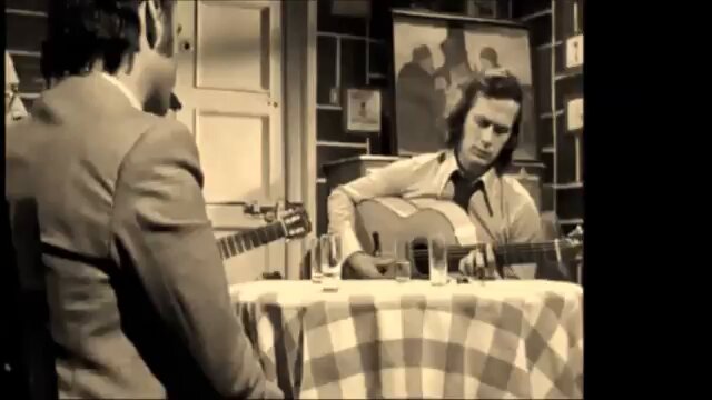 Rare séquence de Paco de Lucía improvisant une rumba, dans sa cuisine, en compagnie de Carlos Rebato, 1972.
