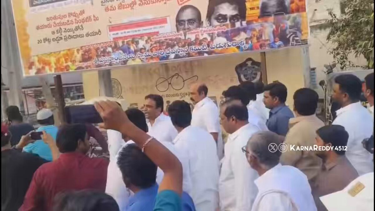 నిన్న టీడీపీ వాళ్ళు పిడుగురాళ్లలో కట్టిన ఫ్లెక్సీ చించి పక్కన పారదెంగిన హిందువులు 🤙🔥 #NoAnimalFatIInTTDLaddu