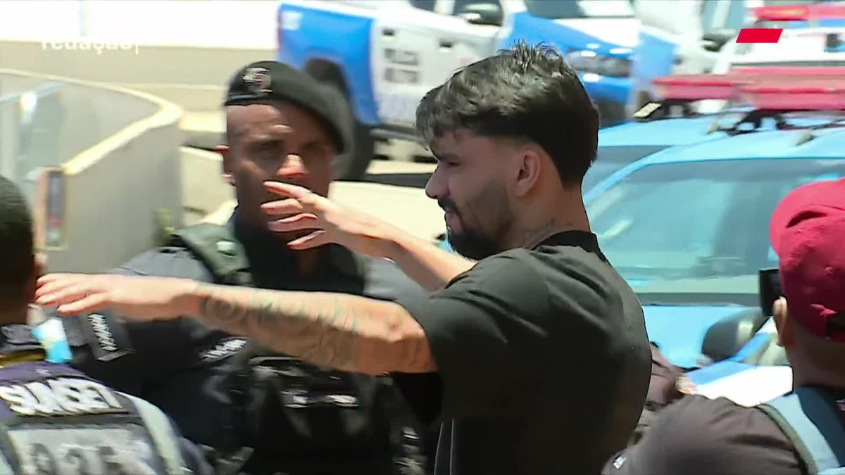 🚨 Lucas Paquetá extremely emotional meeting the Flamengo fans once again. 🥹 He's been through so much (some of it might be self-inflicted) and he needs that love from people he knows, people he trusts. He's come back home. 🖤❤️