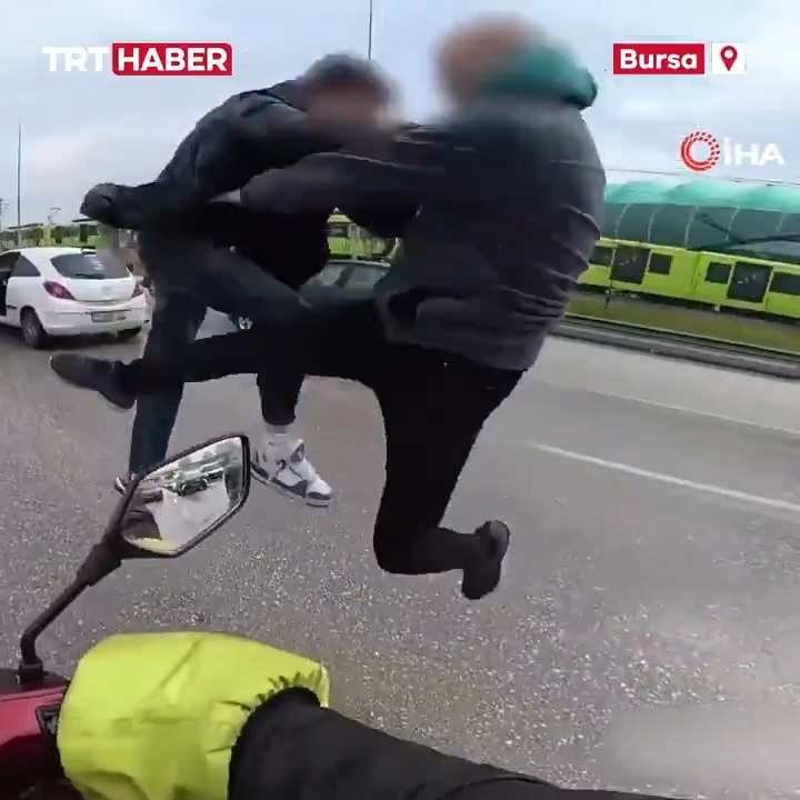 Bursa'da yol verme kavgasında sürücüler birbirine uçan tekme attı.