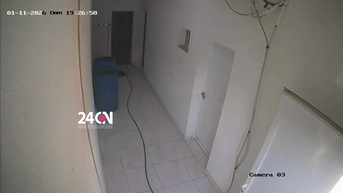 #MonteHermoso CANSADA DE LOS GOLPES DECIDIÓ DENUNCIAR A SU EX-PAREJA: EL HOMBRE LA FUE A BUSCAR AL DEPARTAMENTO, LA INSULTÓ Y LE PEGÓ CON UNA VARILLA HASTA DEJARLA EN EL PISO El agresor, Adrián Fernández, tenía denuncias previas y contaría con el apoyo político del intendente de Monte Hermoso. “No me hables si queres terminar bien la tarde” Todo comenzó en la playa cuando la víctima estaba junto a sus hijos y amigos. El ex-marido apareció, ella intentó ser amable pero este respondió de forma violenta. Más tarde, la discusión continuó por vía telefónica. En esa charla le avisó que lo denunciaría. “No me hagas quilombo” El violento fue hasta el departamento de su ex-mujer y la encerró en un pasillo. Primero le sacó la cartera y comenzó a golpear los objetos que tenía dentro. Sin nunca dejar de insultarla y gritarle, la agarró del cuello y la lanzó al suelo. Luego tomó un pedazo de madera con el que se golpeó a sí mismo. Resolución judicial Fernández fue hasta la comisaría para mostrar el corte y asegurar que él había sido el agredido. Sin embargo, un hijo en común de ambos mostró el vídeo que desacreditaba la versión. El agresor, que fue detenido e imputado por lesiones, tenía un trato previo en el que debía recibir asistencia psicológica. Ahora tiene prohibido cualquier acercamiento o contacto.