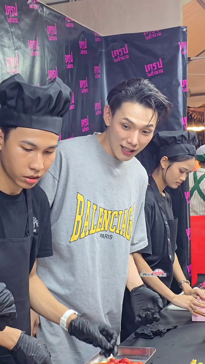 🦖: (ซอส)พิตาชิโอ้ อร่อยมากนะ ทำเอง หมายถึงน้องเขากรอกใส่ขวด 🦖: สั่งด้านนู้นได้เลยค้าบทุกคน ร้านนี้ร้านดังมาก ดังมั้ยไม่รู้ดังไปก่อน ไม่ขายแล้วเครปจะขายขำ5555555555555555 #ต้าห์อู๋ #DAOU #oueiija