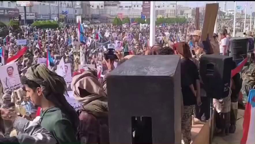 عاجل: حشود مليونية في ساحة العروض بالعاصمة المؤقتة #عدن، وترفع قيادات العمالقة حمدي شكري وبشير المضربي وأعلام السعودية.