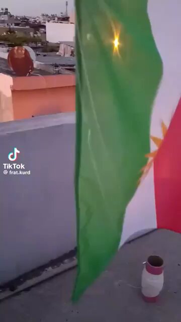 Adana'da yaşayan pkklılar balkonlarına sözde kürdistan paçavrası asıyorlar ve millete meydan okurken tek bir soruşturma dahi geçirmiyorlar ! Başka hangi ülkede o ülkenin milli sınırlarına,anayasasına,adına,bayrağına, Cumhuriyetine karşı hainlik yapıp böyle özgür takılabilirler?