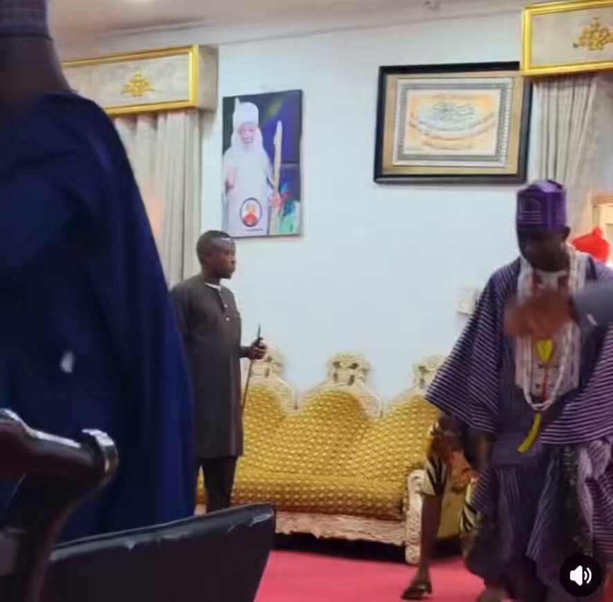Them suppose flog some kings in that kwara South Onissan of Inisan bowing to the Emir of Ilorin When some of us say the monarchy institution is dead This is actually what we mean