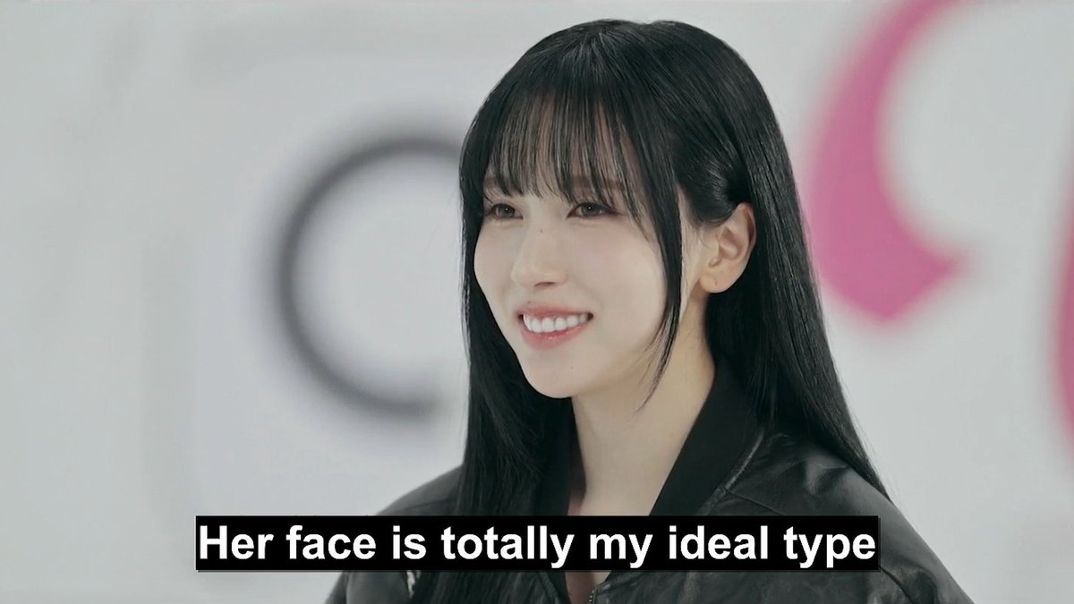 MINA: Honestly, ONCE already know my pick is Chaeyoung. Her face is totally my ideal type. JEONGYEON: If I were a guy I'd seriously date Chaeyoung.