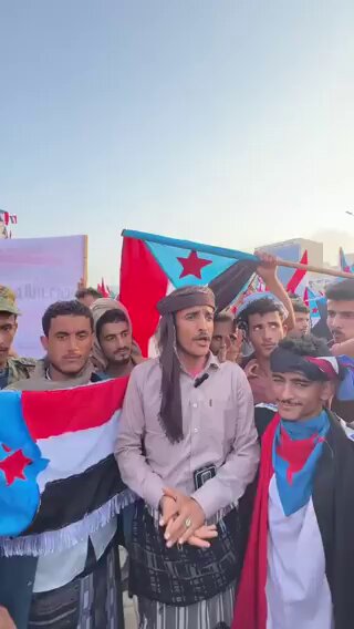 قامت السعودية بتوزيع اعلامها على بعض الجماعات للتصوير الاعلامي ولارسال رسالة انها تستطيع فرض ارادتها عن طريق الدعاية الاعلامية لكن هذه المحاولات الفاشلة لن تنطلي على الجنوبي الذي يرفض الوجود والحضور السعودي بأي شكل من الأشكال .. الجنوبي لا تستطيع شراء ذمته كما فعلت مع دمى الفنادق