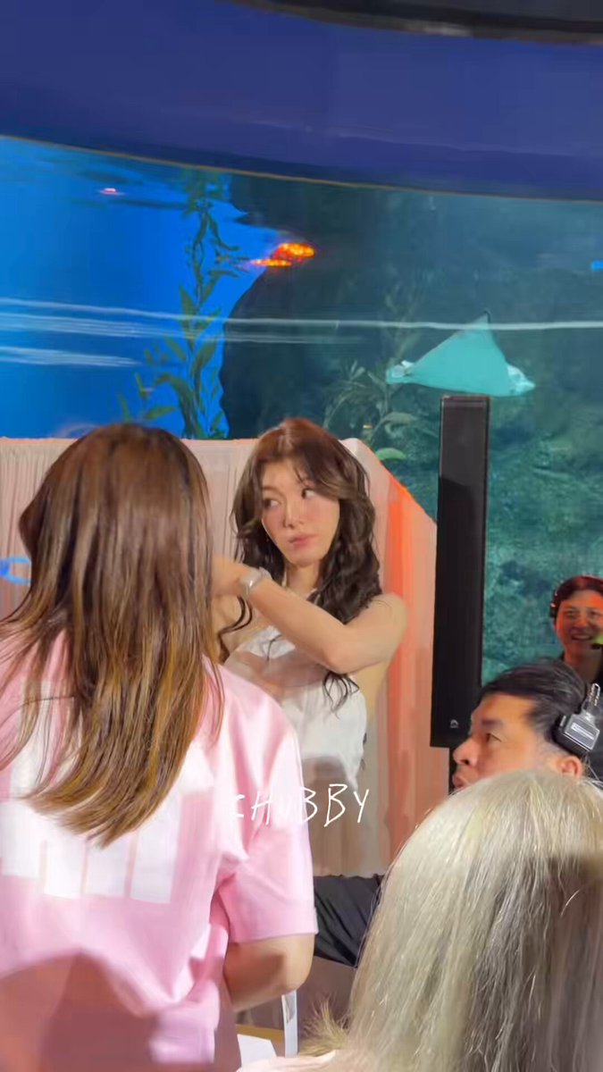 หลายเหตุการณ์ในคลิบนี้มากก ฝั่งซ้ายทีมผู้กำลังชนะ ส่วนฝ่ายขวาทีมกำลังแพ้ พล:เราแพ้ตั้งแต่เลือกเลขคี่แล้ว อย่าเพิ่งท้อ LINGORM PRESENTER CATHYDOLL #CathyDollLingOrmOfHearts