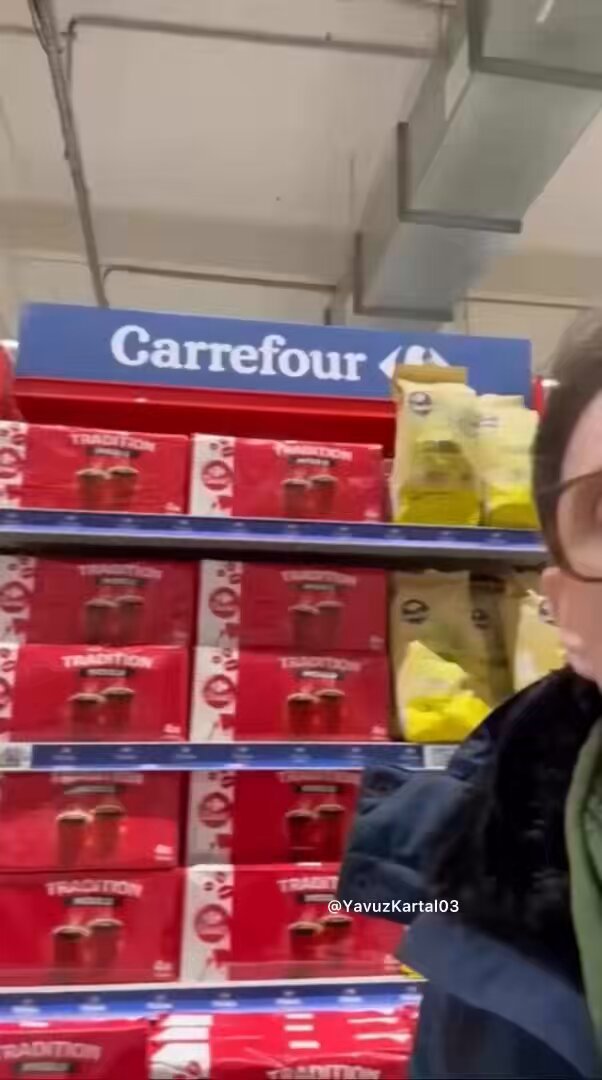 Bir Fransızın duyarlılığı alkışı hak ediyor,"bu gün Carrefour mağazasındayım,yanlış anlamayın ben Carrefour'dan alışveriş yapmıyorum,siyonist askerlerine Gazze soykırımında yardım etti,şimdi ise israil hurmalarını Ürdün hurması diye satıyorlar,markası Medjoul,sakın almayın"