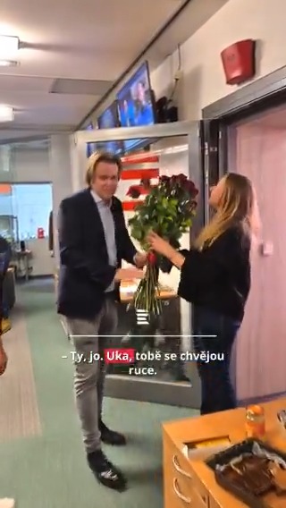 Lehce před desátou zhasla červená ve studiu a Lucie Výborná dokončila svůj poslední rozhovor na Radiožurnálu. „Mám radost, že jsem mohla 20 let toho nejlepšího, co umím, odevzdat veřejnoprávní službě, kterou považuji v dnešní době za obzvlášť důležitou,“ uvedla Lucie Výborná.