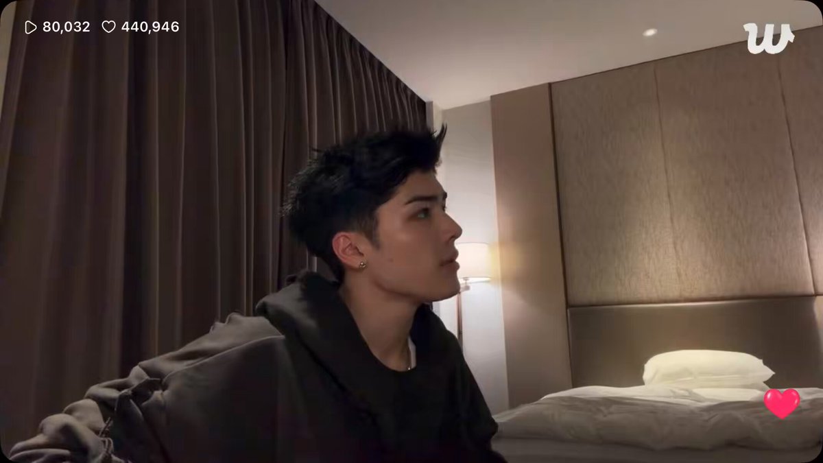 아오존나웃겨 마키: 의자가하나밖에없어서 유마형은서서먹어야할것같아 ㅎ 유마: ...내가형이잖아? (싸늘...) 마키: (벌떡 일어나서 저 멀리잇던 소파를 번쩍 들어가져온다)