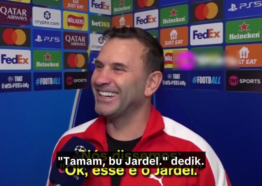 — Mario Jardel hakkında bizimle paylaşabileceğin bir hikaye var mı? Okan Buruk: "Benim onunla çok hikayem var. İlk antrenmanda hazır değildi. Onun hakkında konuşuyorduk, "Bu gerçekten Jardel mi yoksa kardeşi ya da başka biri mi?" diye. Ama ilk resmî maçta iki gol attı, sonra "Tamam, bu Jardel’miş." dedik." (gülerek)