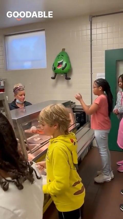 A teacher taught her students sign language so they can communicate with the cafeteria worker who is deaf. Kindness costs nothing.
