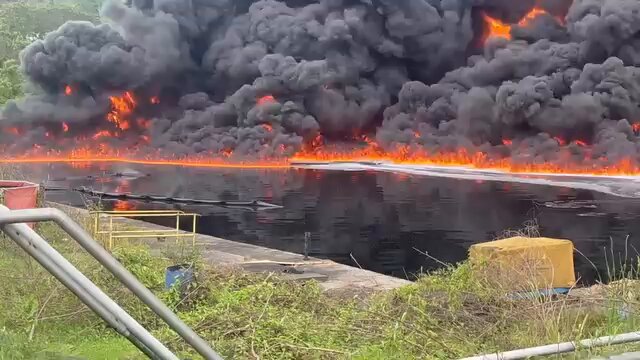 #Esmeraldas Otro video muestra la magnitud del incendio en un sector de la Refinería, el problema es que no hay presión en las mangueras además el personal cuenta como recursos limitados