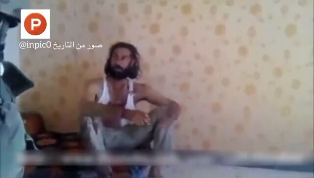 #فيديو من #ليبيا عام 2011 يوثّق هذا المقطع الساعات الأخيرة للمعتصم بالله القذافي، خلال سقوط مدينة سرت؛ آخر معاقل النظام الليبي آنذاك. بعد قصف جوي كثيف من حلف الناتو استهدف الأرتال والمواقع المحصّنة، انهارت خطوط الدفاع، وأُلقي القبض على المعتصم جريحًا داخل المدينة عقب سقوطها عسكريًا، في لحظة اتّسمت بالفوضى والانهيار الكامل لمؤسسات الدولة. بقي المعتصم إلى جانب والده حتى اللحظة الأخيرة، ورفض الهروب رغم تضييق الخناق، أُسر ثم قُتل ليغدو في نظر أنصار النظام رمزًا للولاء حتى الموت، بينما يراه خصومه أحد أبرز أعمدة القمع .. مشاهد لا تُظهر نهاية رجل فحسب، بل نهاية مرحلة كاملة وبداية فصل جديد ما زالت ليبيا تعيش تداعياته حتى اليوم.