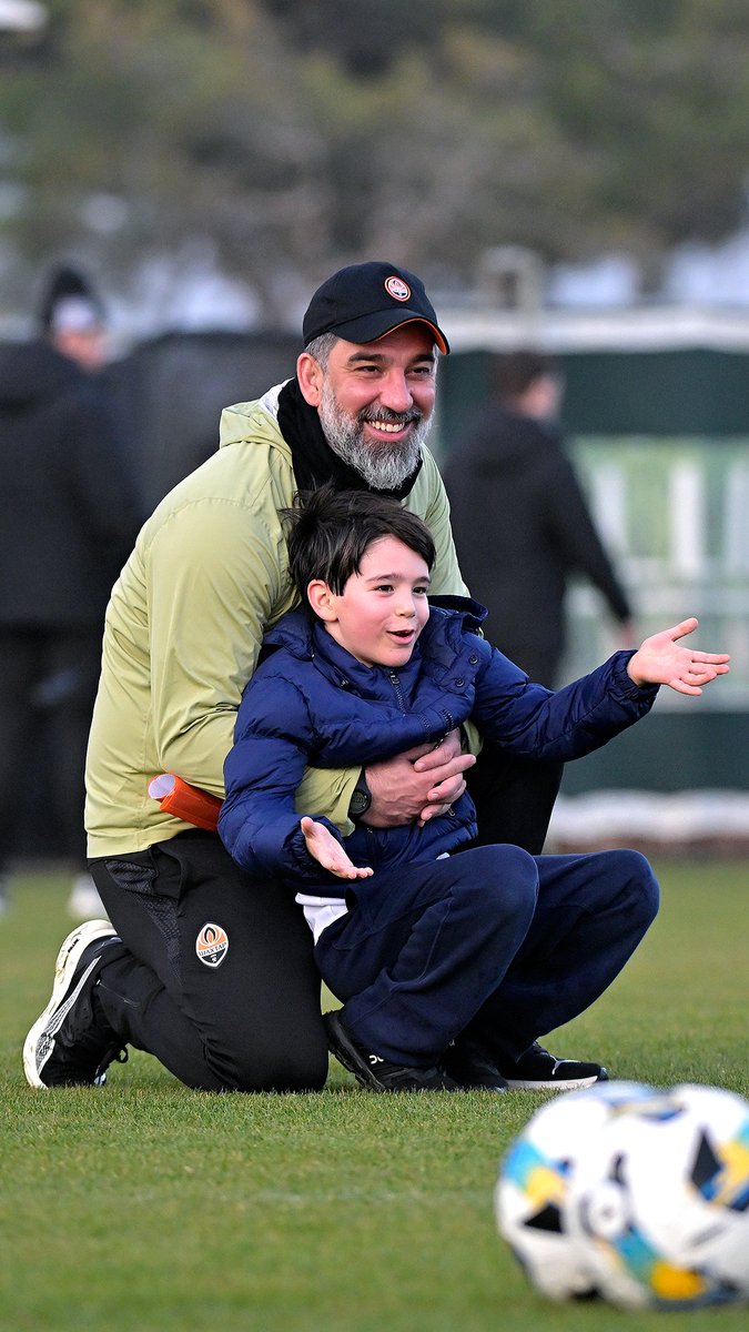😍 A happy father 🧡 Arda Turan’s children visited the team’s training session in Türkiye on the birthday of our head coach. #Shakhtar #Türkiye #children