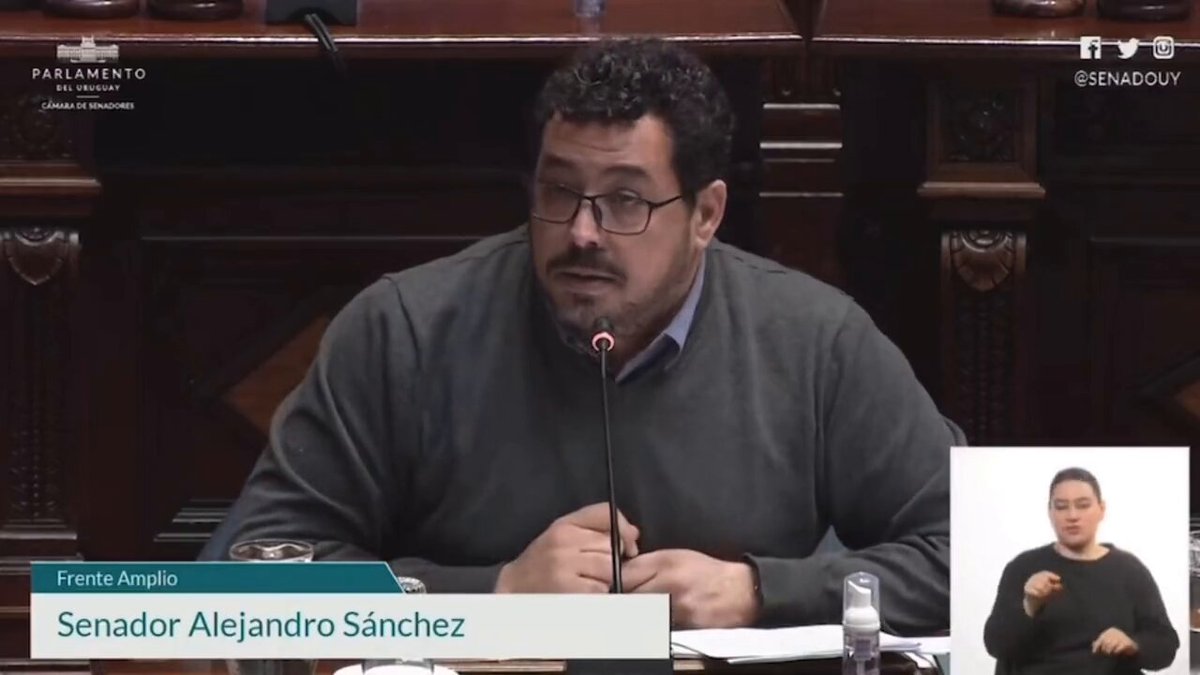 "hasta el dia de hoy reclamamos que no se cobre el agua de OSE" no banca un solo archivo el gordo zurdo este ajajjajajaj