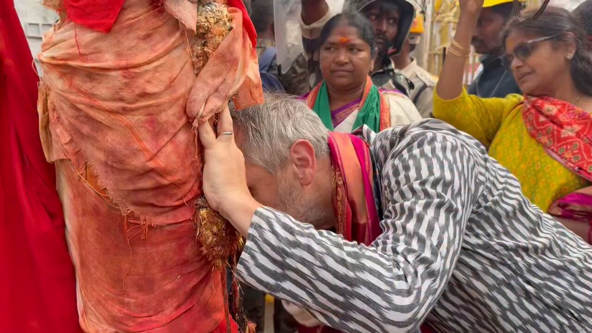 VIPs from across the globe visit to seek blessings. Thanks to Gareth Wain from British High Commission for the visit . #MedaramJatara #SammakkaSarakka