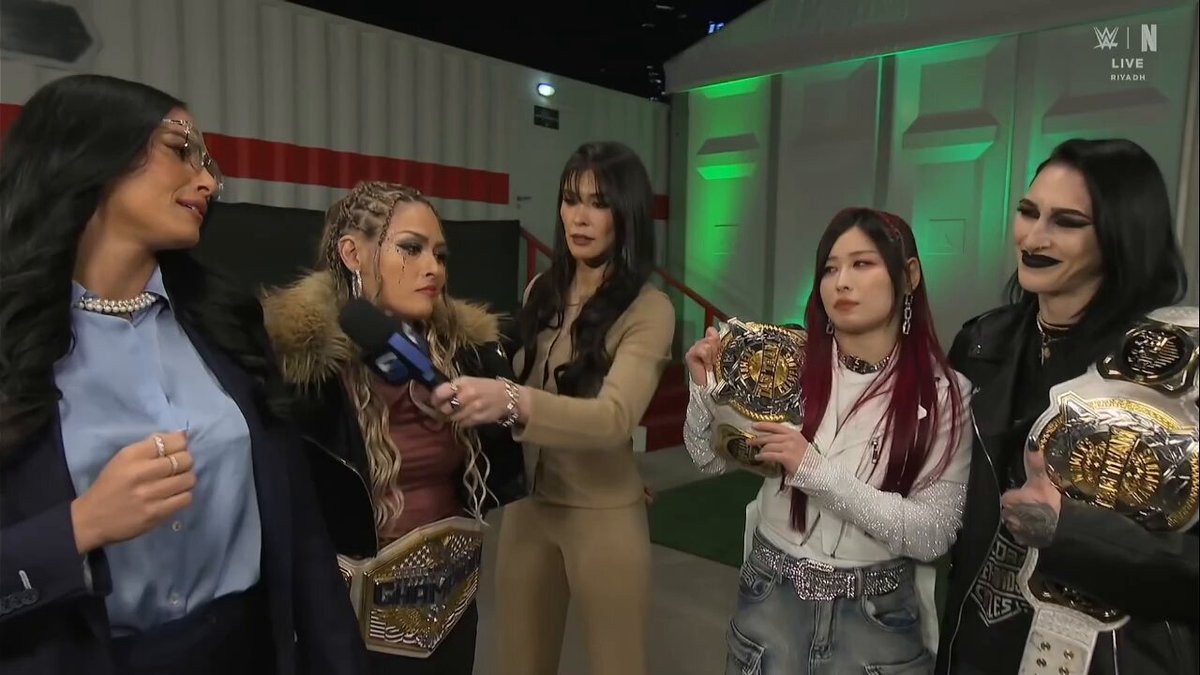 Giulia and IYO SKY talk in Japanese. Giulia: “Friendship is just a chain that binds us together and makes us weak! All I care about is winning. I’m going to crush everyone who gets in my way!” IYO SKY: “You’re rambling on and on, but you can only think about one thing, can’t you?” #SmackDown #ジュリア #IYOSKY