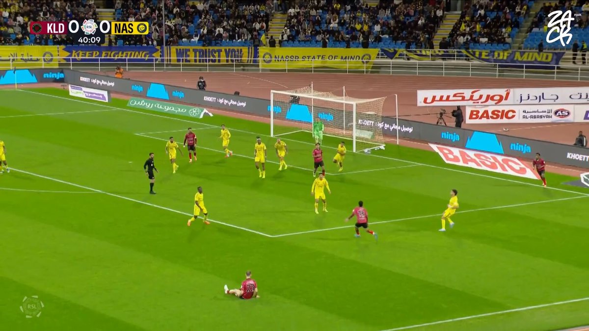 41' : PTDRR MAIS L'ARBITRE EST FOU ? Il attendait un but pour siffler ou quoi 😹