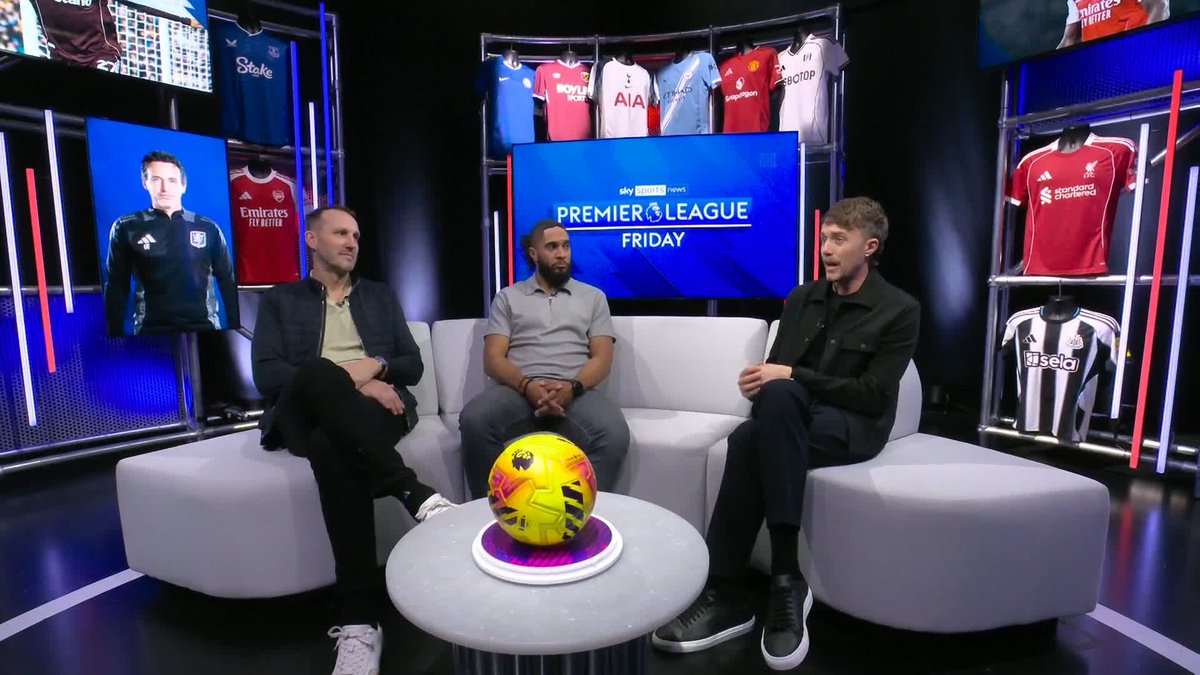 "They are in the race to win the title" ✨ Mark Schwarzer praises Aston Villa manager Unai Emery 💪 #PremierLeagueFriday