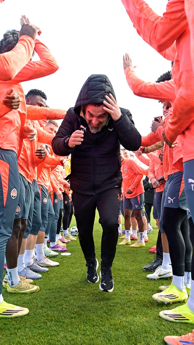 Shakhtar Donetskli oyuncular, Arda Turan'ın doğum gününü kutladı.