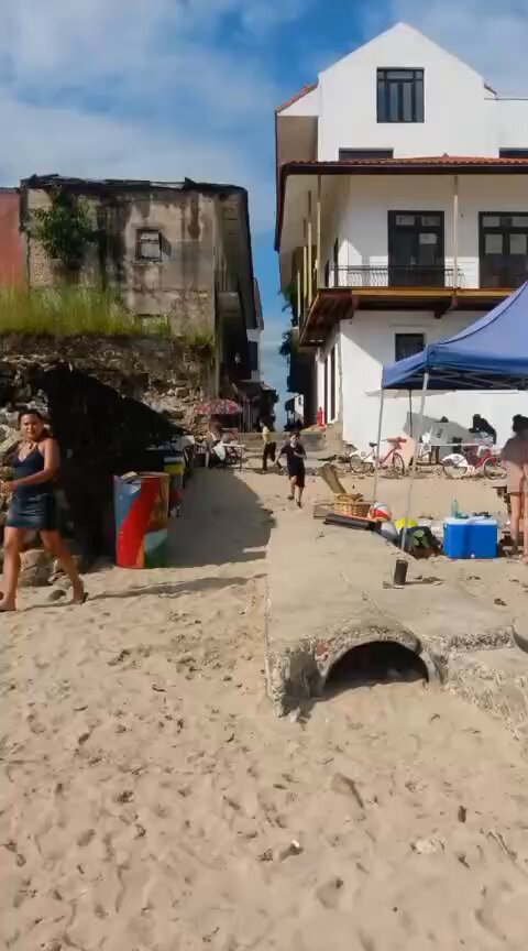 Para los que les da pereza o no usan youtube. Les paso el video de personas disfrutando de la Playa de Santo Domingo en el Casco Antiguo en febrero del 2015. Hace casi 11 años.