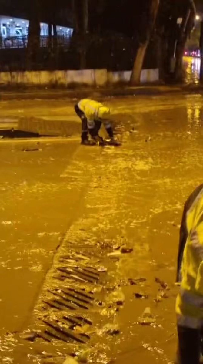 Kıymetli hemşehrilerimiz; Bazı noktalarda yaşanan su birikintilerinin nedeni, yağışla birlikte mazgallara sürüklenen çöplerin menfezleri tıkamasıdır. Sokaklara bilinçsizce atılan atıklar, yağmur sularının tahliyesini engelleyerek hem çevre kirliliğine hem de günlük yaşamı olumsuz etkileyen görüntülere neden olmaktadır. Ekiplerimiz tıkanan mazgallara anında müdahale etmiş, temizlik ve açma çalışmaları devam etmektedir. Daha temiz bir kent için lütfen atıklarımızı çöp kutularına ve konteynerlere atalım.