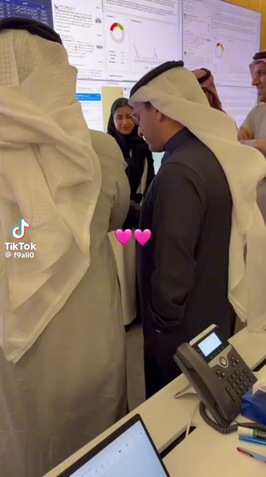 اللي قاعد يصير في التحول الصحي هو تغيير نموذج توظيف وتشغيل بالكامل الفكرة باختصار التشغيل يتحول تدريجيًا للتجمعات الصحية والشركات التابعة للصحة القابضة يعني كثير من موظفي الصحة يصيرون بعقود عمل بدل موظفي حكومي والانتقال يبدأ على مراحل حسب التجمعات وش اللي يهمك كموظف اقرأ بنود العقد قارن الراتب الإجمالي راجع الإجازات والبدلات ونهاية الخدمة والتأمينات