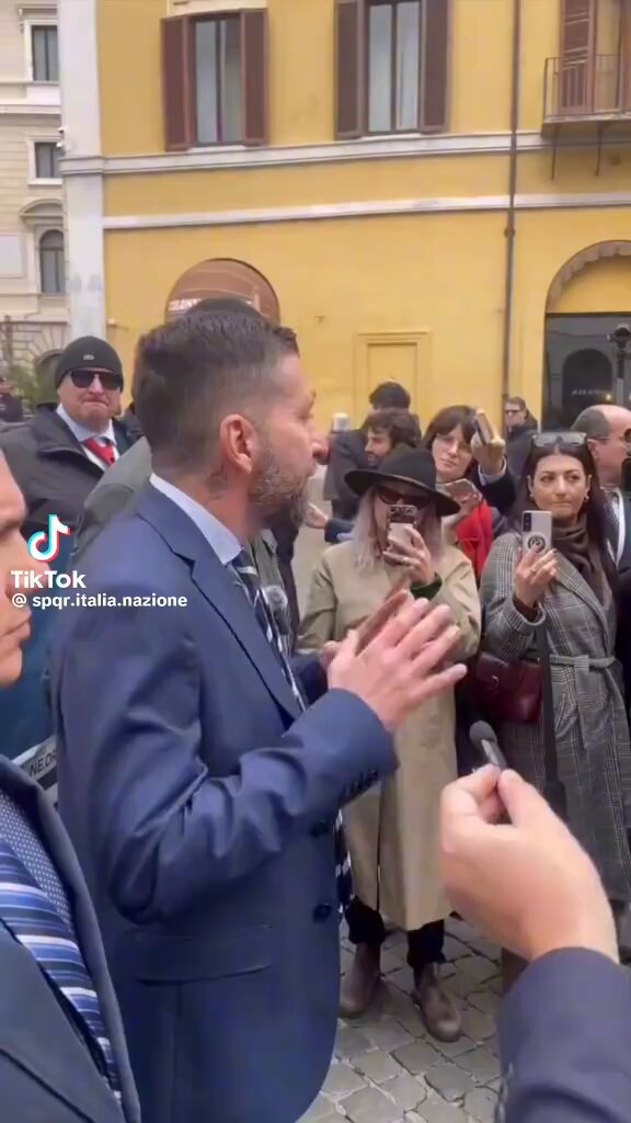 TUTTI LA VOGLIONO RE RE REMIGRAZIONE 👇🇮🇹