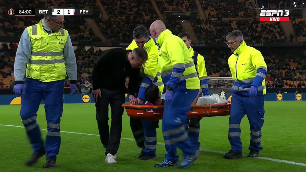 Shaqueel Van Persie sufrió una durísima lesión en su rodilla ayer vs Real Betis, salió en camilla y Robin, su papá y DT, fue a consolarlo, así… “Es desgarrador como entrenador, pero en este caso también como padre”, dijo. Qué momento… 💔🇳🇱