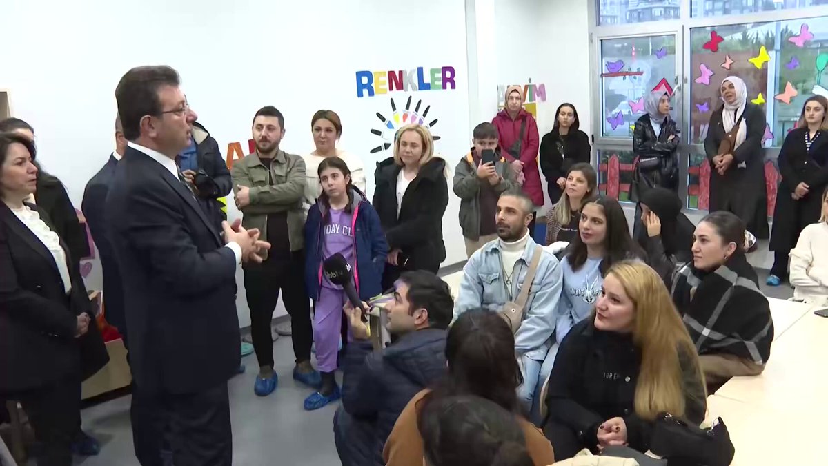 Bir anne, gözleri dolu dolu, sesi titreyerek anlatıyor: “Benim çocuğumun dil terapisine gitmesi gerekiyordu… Ama o kadar pahalıydı ki, bir türlü gönderemiyordum. İçim yanıyordu, çaresizdim. Sonra burası oldu, İBB kreşi… Ve bir mucize gibi, çocuğum konuşmaya başladı. Kelimeleri, cümleleri bir bir çıkıyor ağzından. O ilk ‘anne’ deyişi, o gülümsemesi… Bunlar benim için her şeye bedel.” Ekrem İmamoğlu, o sözleri duyunca bir an duraksıyor. İçten bir minnetle cevap veriyor: “Şu sözünüz var ya… Gerçekten dünyalara bedel. Bir annenin çocuğunun sesini duyabilmesi, o küçük dudaklardan çıkan o ilk kelimeler… Bundan daha kıymetli ne olabilir ki? İşte biz bunun için varız. Bir çocuğun geleceğini aydınlatmak, bir ailenin yükünü hafifletmek… Bunlar lafta değil, yürekte yaşanır.” Bir çocuğun konuşmaya başlaması, bir annenin gözyaşlarıyla karışık mutluluğu… Ve o mutluluğa tanık olan bir belediye başkanının içten gelen “dünyalara bedel” deyişi. İnsanlık işte böyle anlarda yeniden hatırlanır. 💙 Ekrem İmamoğlu