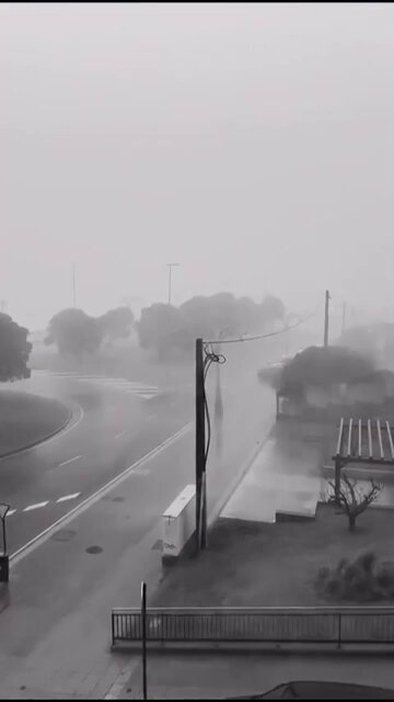 Este es el temporal huracanado que tenemos ahora mismo en A Coruña. Si piensas pedir comida a domicilio o ya lo has hecho sin pensar en que pones en riesgo la vida del repartidor, déjame decirte que eres tremendo HDLGP.