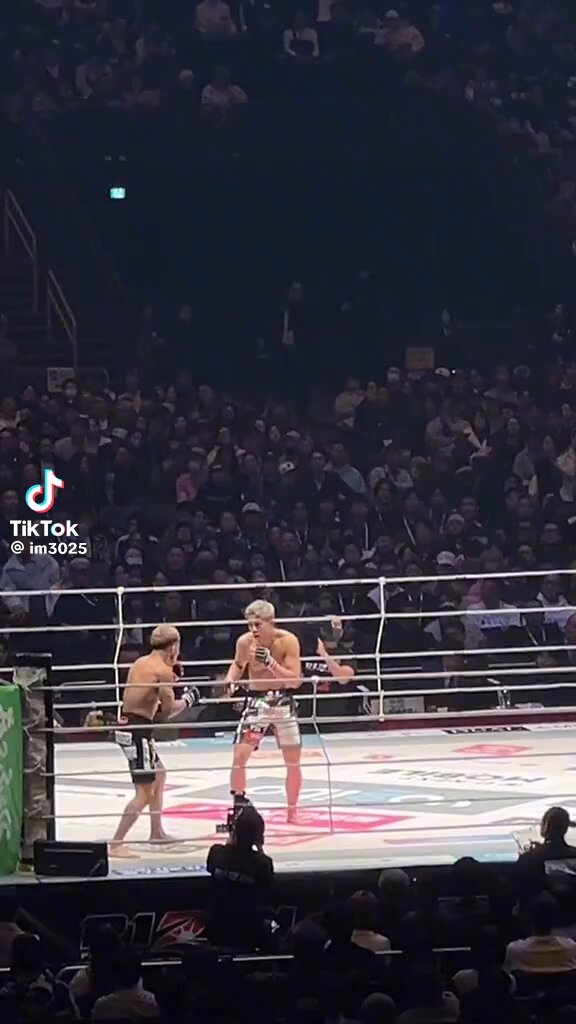 秋元強真 vs 新居すぐるの現地映像。 現地で見ると、秋元の打撃のヤバさが段違いで際立つ…