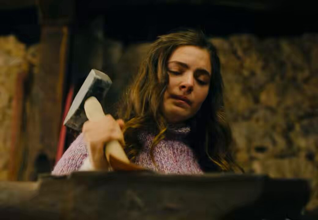 bölümde en çok beğendiğim sahne olması bana da sürpriz oldu.. eleninin iç dünyasına dair şeyler görmeye o kadar açız ki, ne düşünüyor ne hissediyor çoğu zaman bilmiyoruz önce vuracak gücünün bile olmaması sonra yavaşça hızlanmasıyla yaşadıkları bütün şeyler müthiş yansıtılmış