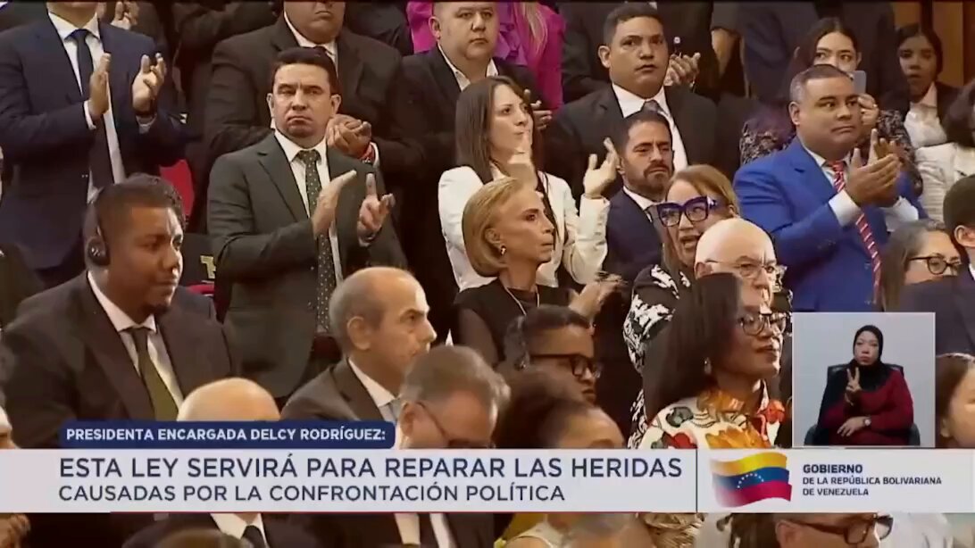 Presidenta (E) Delcy Rodríguez, en el #TSJ, inicio del año Judicial: Pido a quienes han sido beneficiados por medidas para aquellos privados de libertad, excarcelados. Pido en nombre de los venezolanos y de las venezolanas que no se imponga la venganza, la revancha ni el odio. Estamos dándole una oportunidad para vivir en paz y en tranquilidad en Venezuela, con diferencias que las hay. Desde la diversidad y la pluralidad que existe, podamos coexistir con respeto y por encima de todas las cosas con respeto a la ley y a la justicia en Venezuela.