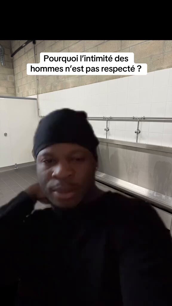 « On est des chiens ? » Il proteste contre ces urinoirs.😳