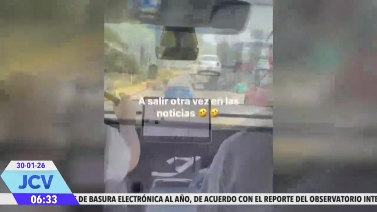 ¡Cínico e irresponsable! 😡 Un usuario en redes sociales presume cómo vuela a 140 km/h en la Vía #Atlixcáyotl, burlándose de salir otra vez en las #noticias. ¿Esperaremos a que mate a alguien para actuar? 🏁🚫 #NoticiasPuebla #Puebla #JuanCarlosValerioNoticias