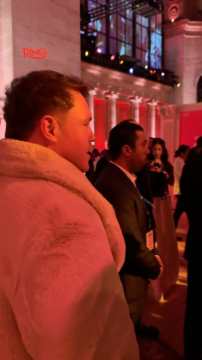 Canelo Alvarez arrives at The Ring Awards and greets Oleksandr Usyk and Turki Alalshikh 👋 The Ring Awards 2025 | Officially Presented by @SMCMENA_ and our Bronze sponsors Red Sea Global and @Qiddiya🏆
