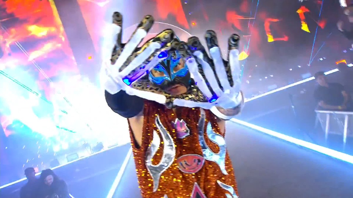 De Ecatepec 🇲🇽 hasta Arabia Saudita 🔥 Rey Fénix presente 💪 #SmackDown