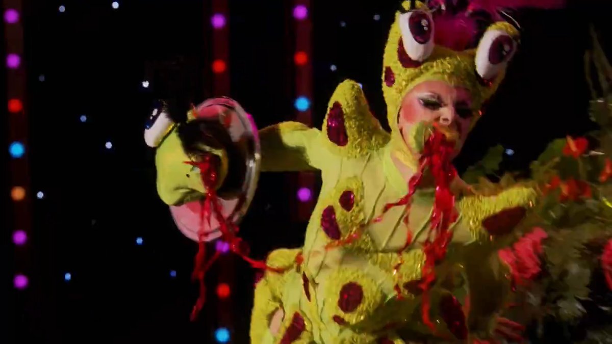 Dinner is served 💚 Nini Coco #DragRace