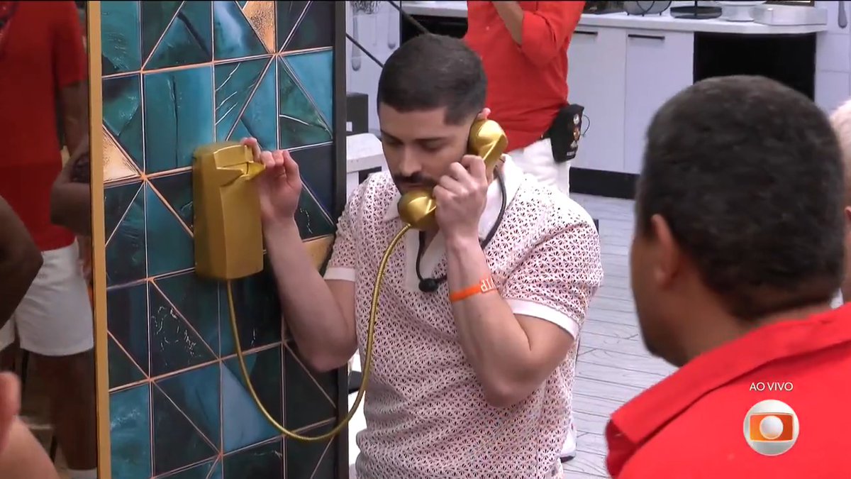 O Big Fone tocou mais uma vez... 👀 Marcelo atende a ligação e ouve mensagem sobre pulseira dourada