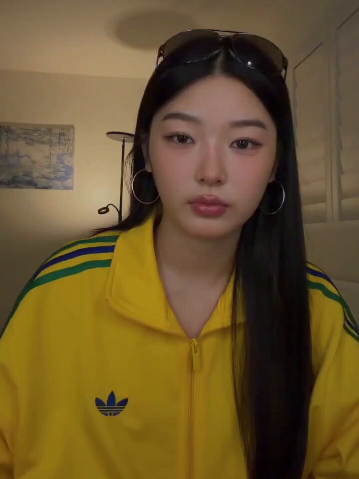 10만명이 라이브를 보고있다는게 아무리 생각해도 안 믿겼는지 이거맞냐고? 계속 물어보는데 너무 강아지같음