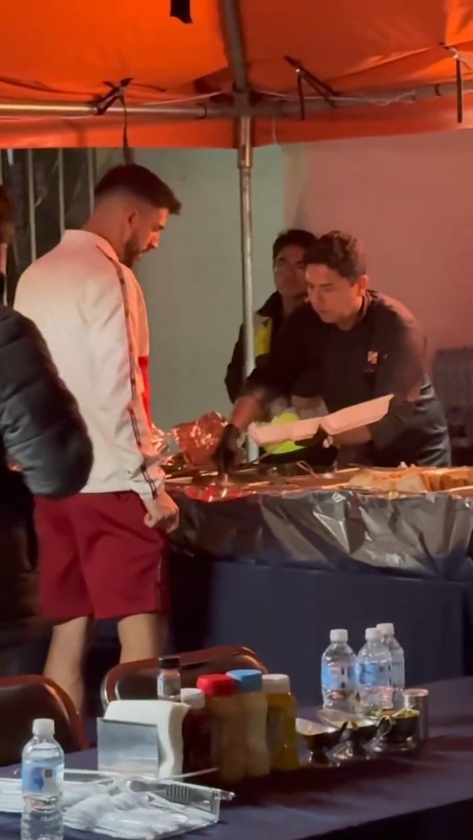 La alimentación del BICAMPEÓN 🤤 Leticia Durán explica la comida postpartido de Toluca; Paulinho y Luan ya recibieron sus alimentos tras el empate 0-0 ante Puebla 🎽🆚👹 #ViernesBotanero