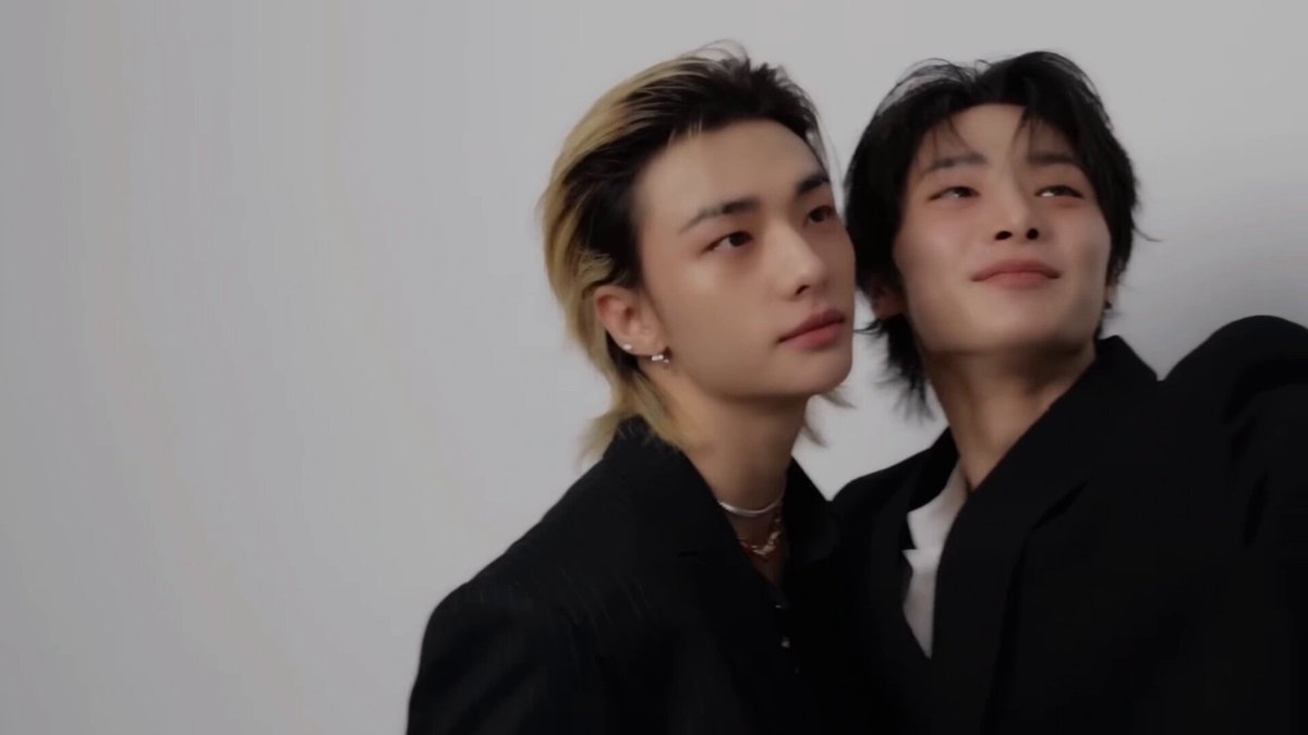 hyunjin behind for 'stay 6th gen' fanclub
